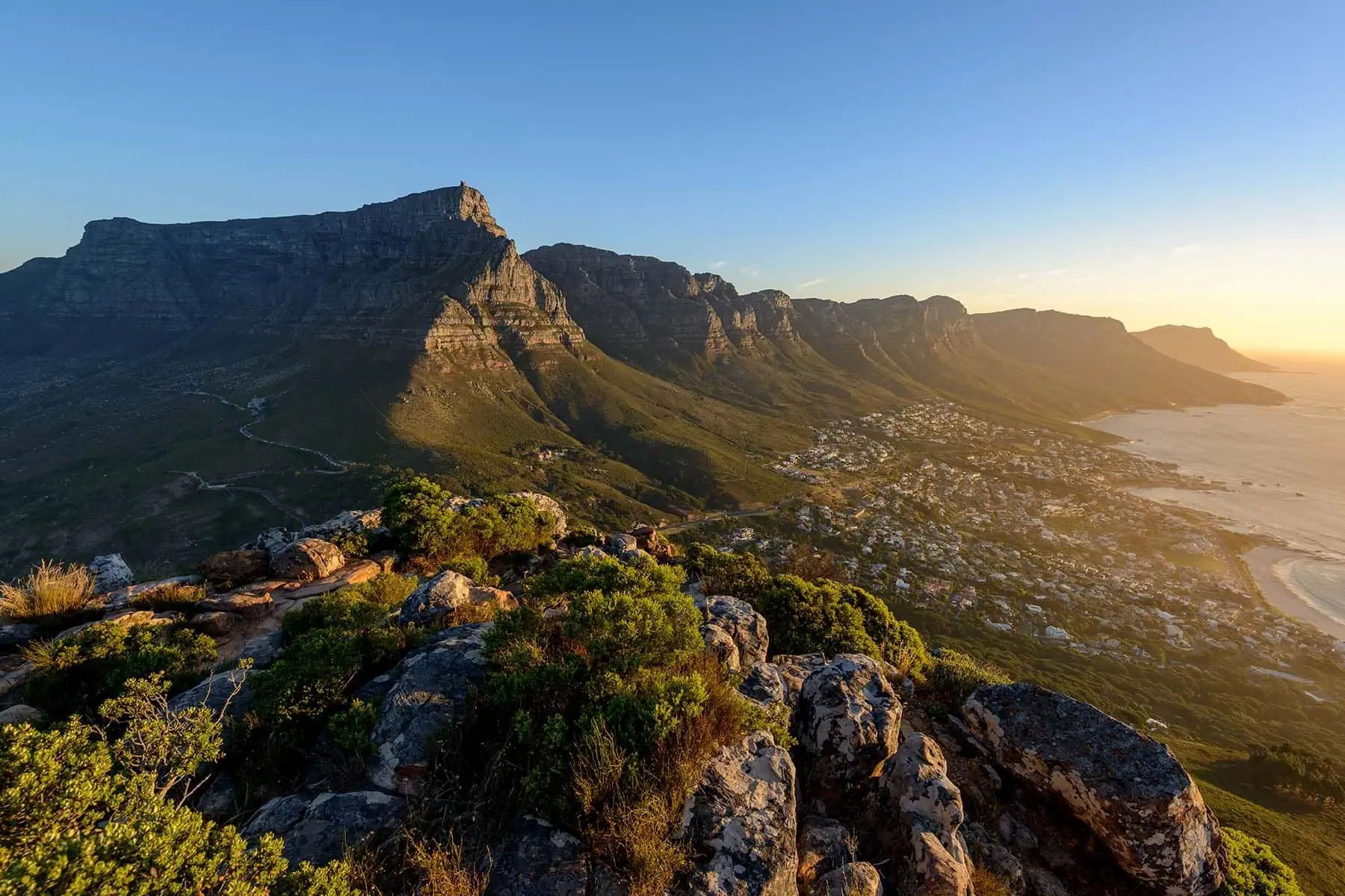 en by i Afrika vid foten av ett berg vid havet