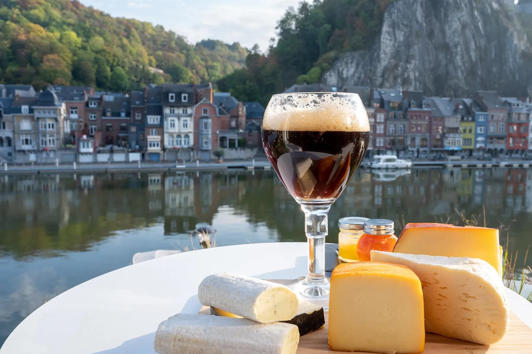 Ett måltid med en Belgisk öl och ost från Belgien