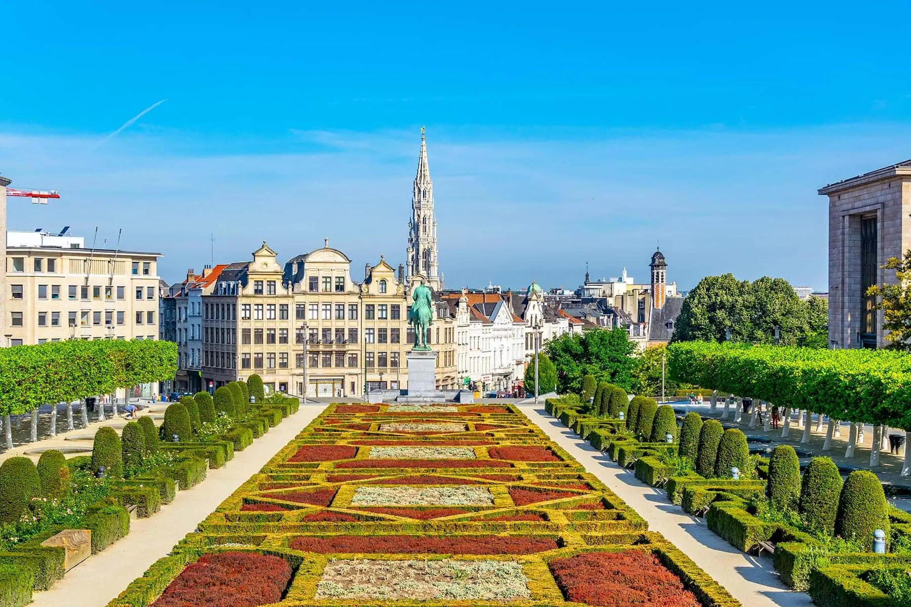 en park i Belgien med frodiga och gröna träd och buskar