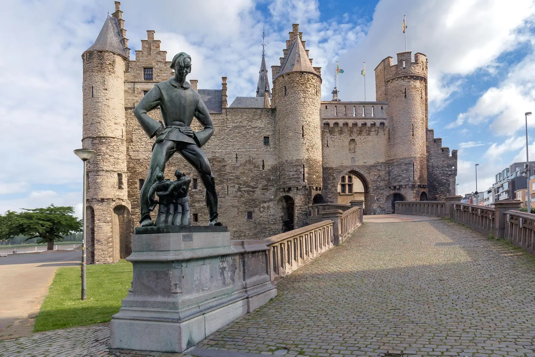 en staty framför ett slott i Belgien