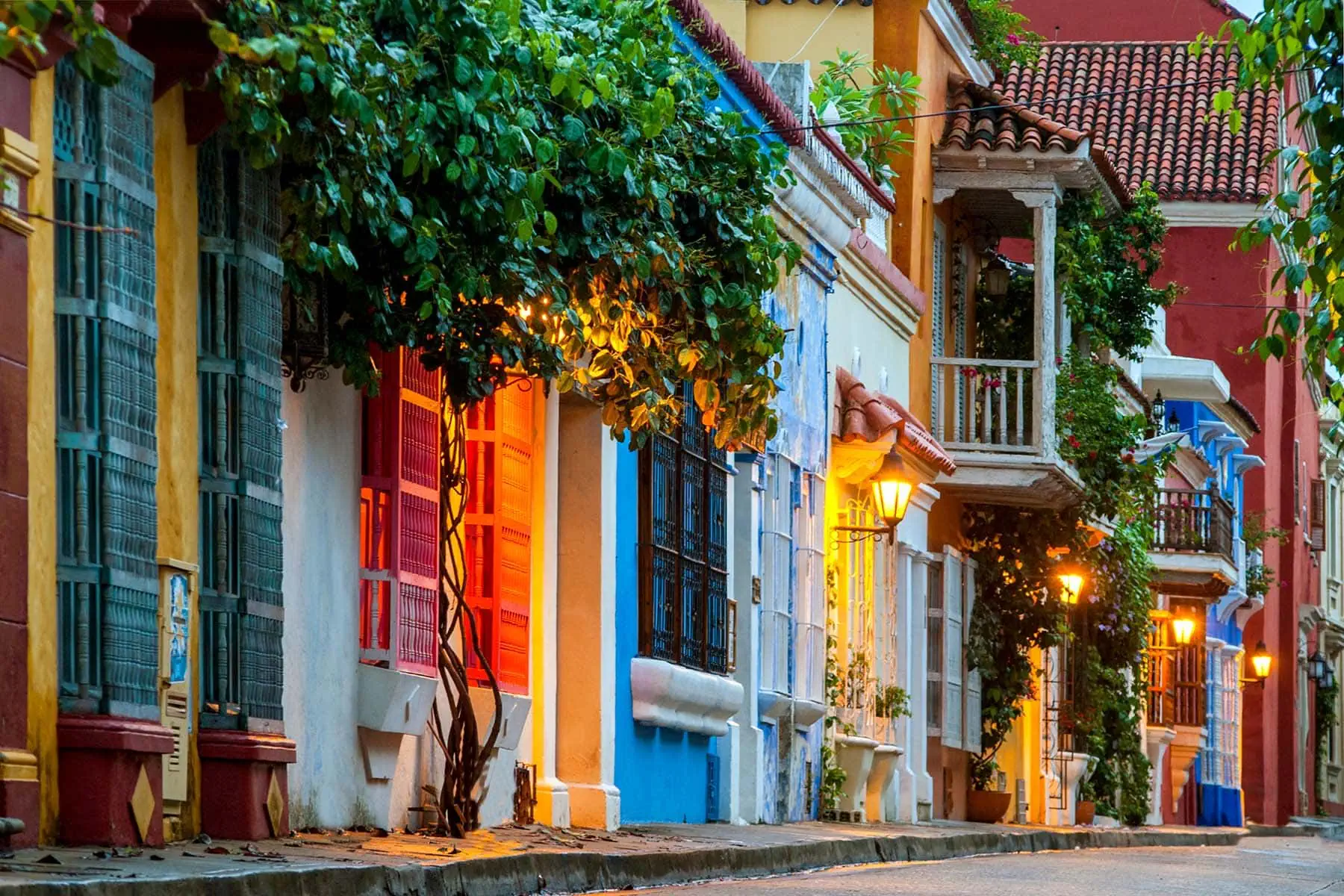 färgrika hus i en by i Colombia