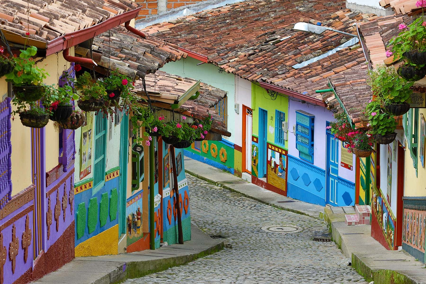 en brant gata i en landsbygd i Colombia