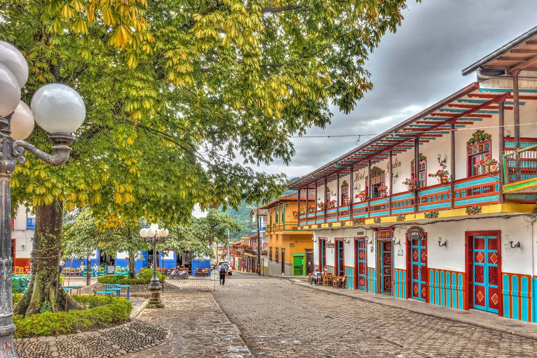 ett torg med hus och träder i colombia