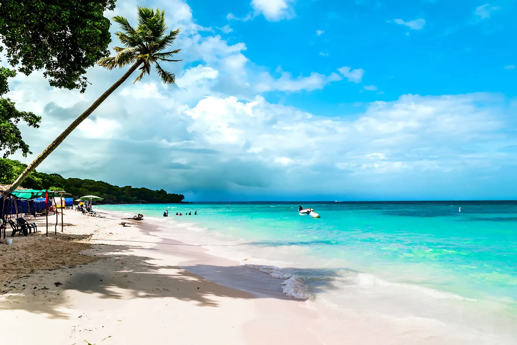 en vit strand vid turkost hav i Colombia