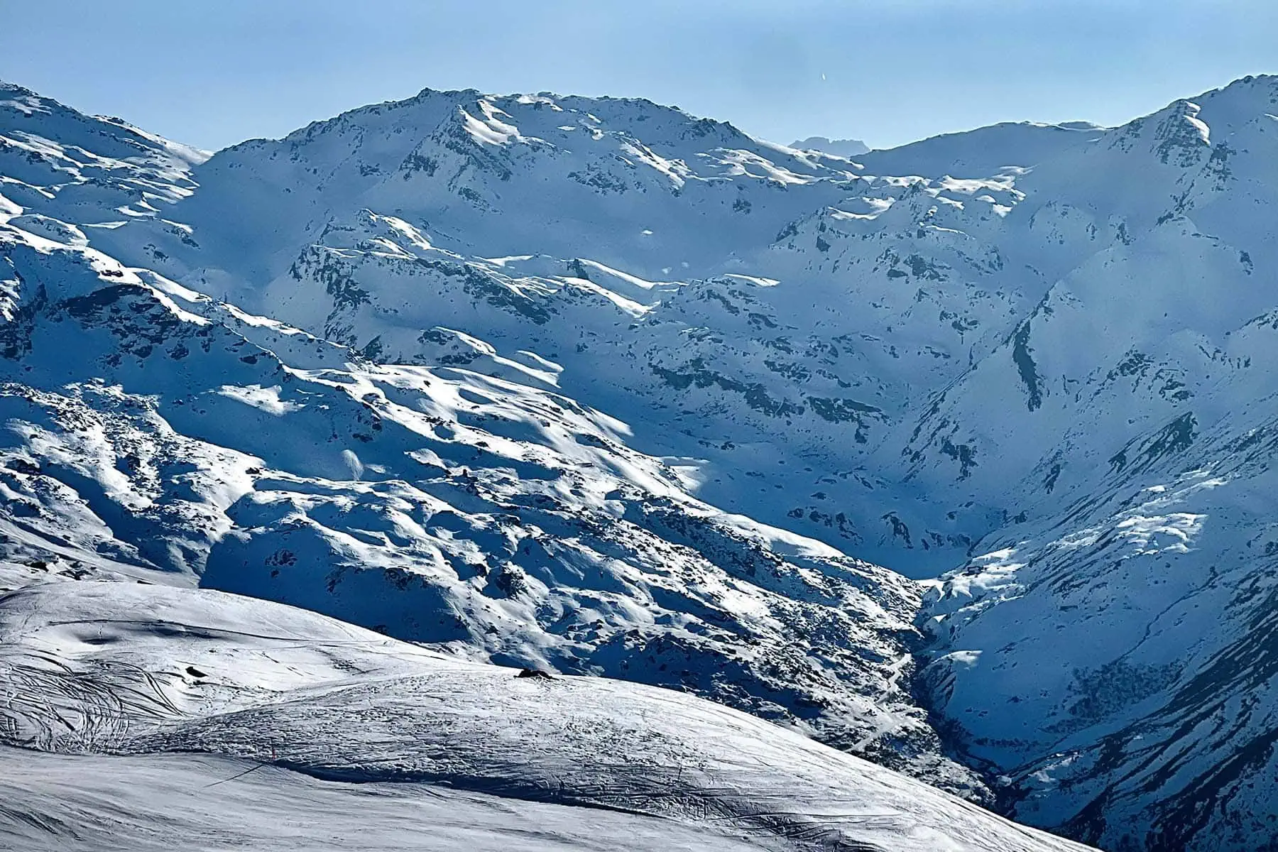 snöklädda alper i Courchevel