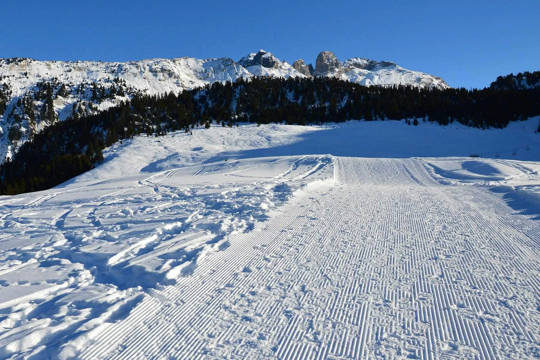 skidspår i courchevel i solen
