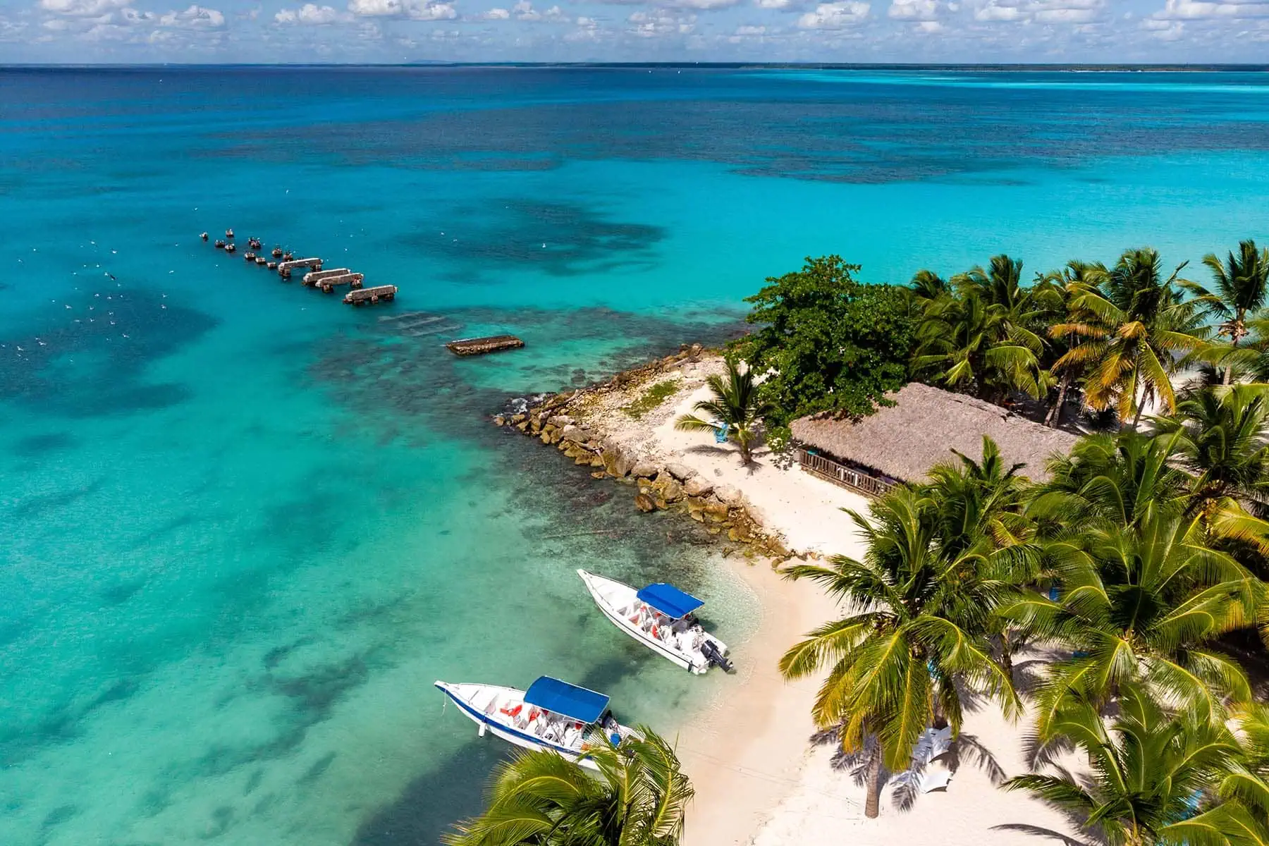 en resort  i Punta Cana vid en vik med strand och båtar på Dominikanska republiken