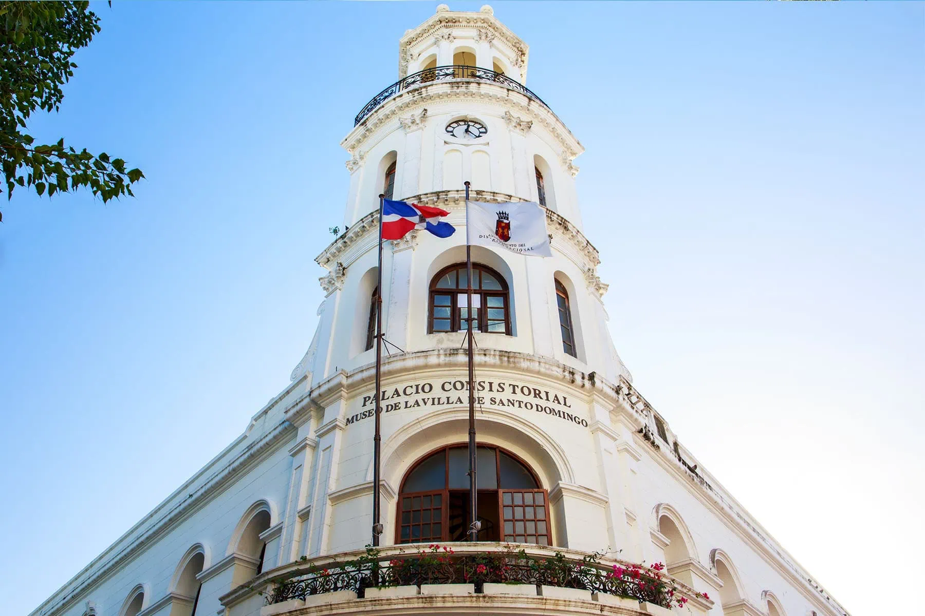 Tornet av en kyrka i Santo Domingo på Dominikanska republiken