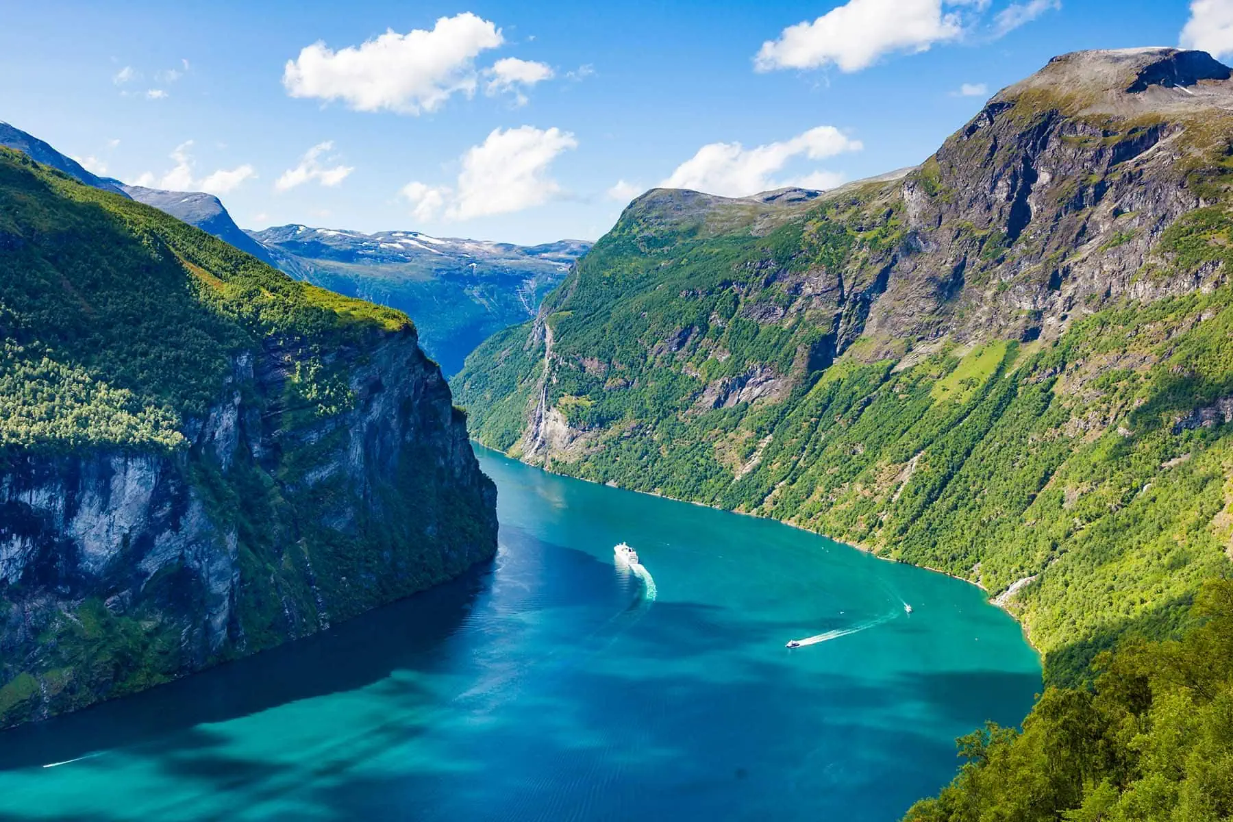 en vacker fjord med höga berg i Norge ett av länderna i Europa