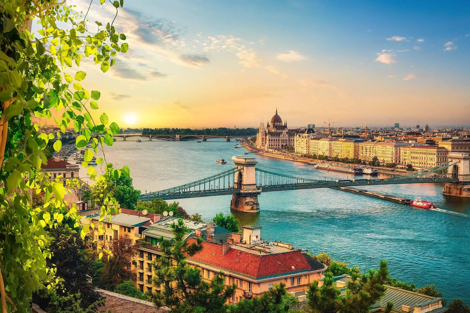 En by i Europa sätt från ovan med en bro över en älv.