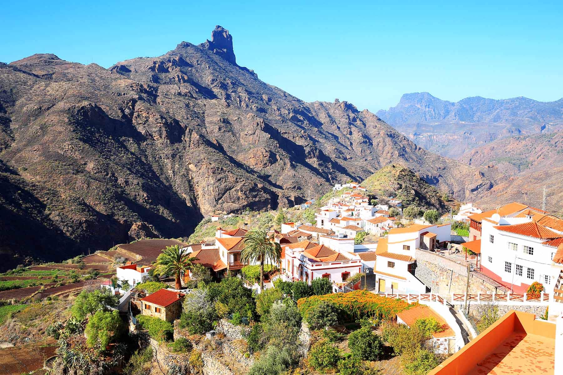 en landsby vid berg på Gran Canaria