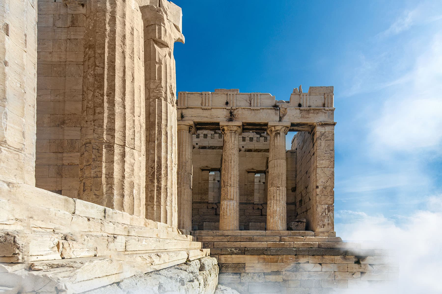 Acropolis i Grekland omgiven av moln