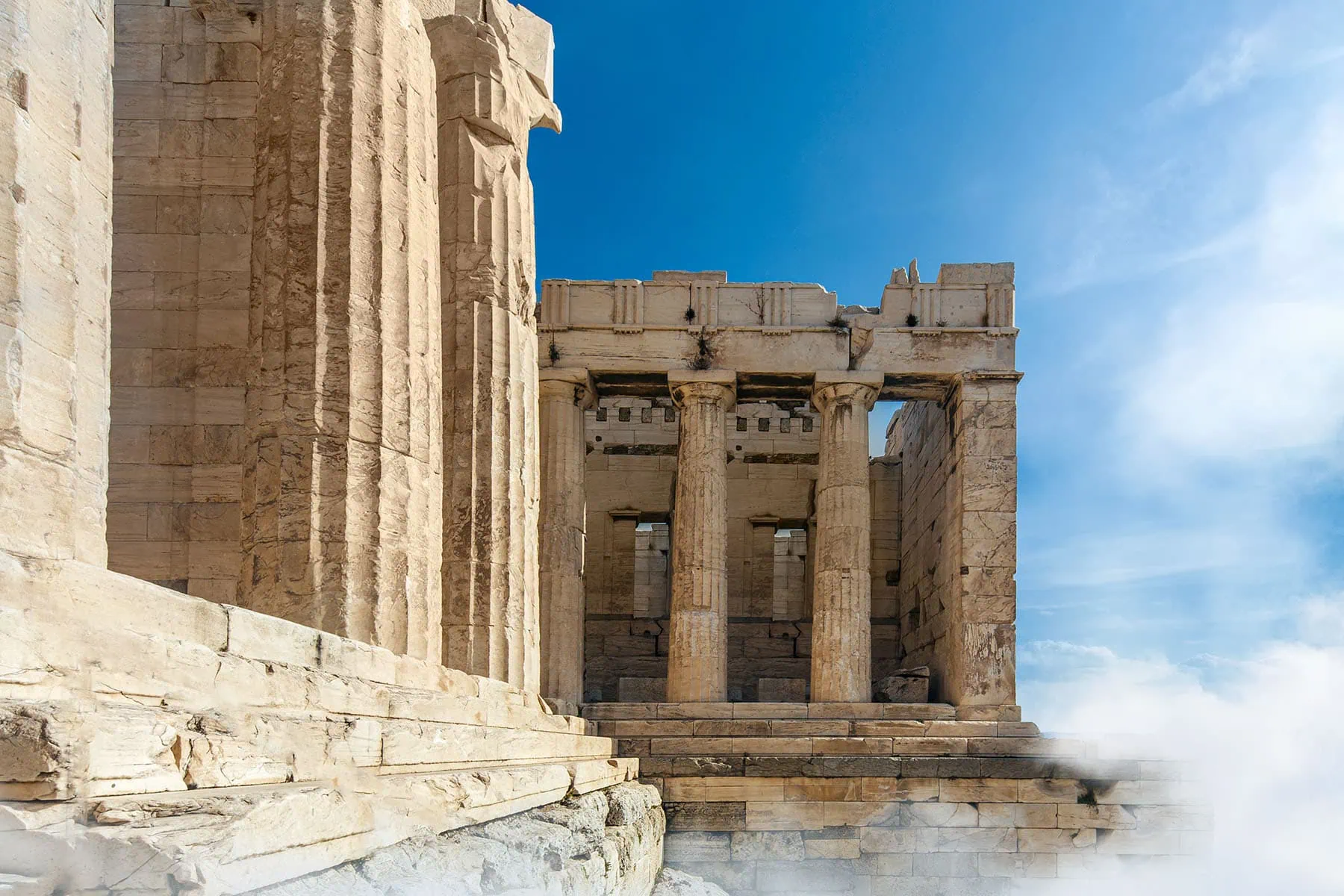 Acropolis i Grekland omgiven av moln