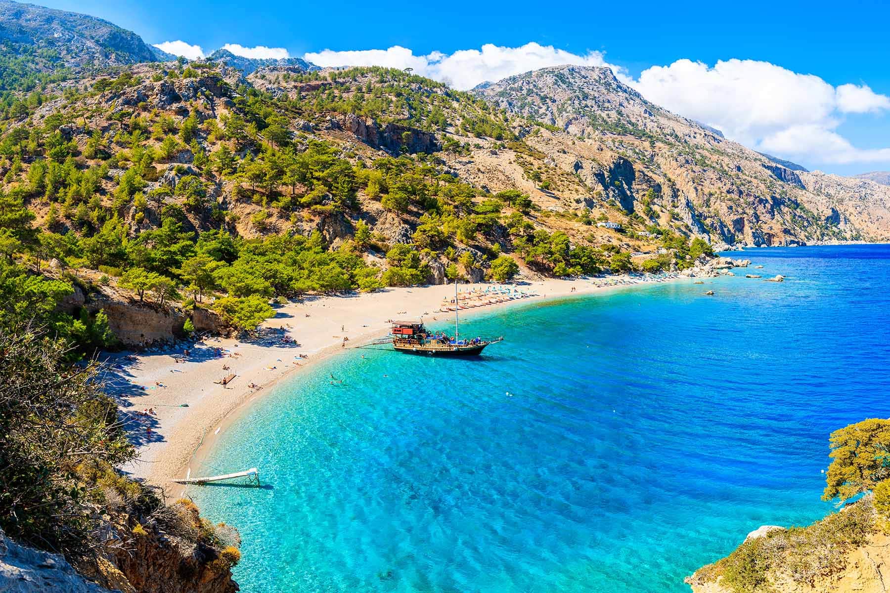 en båt ligger vid en grekisk strand