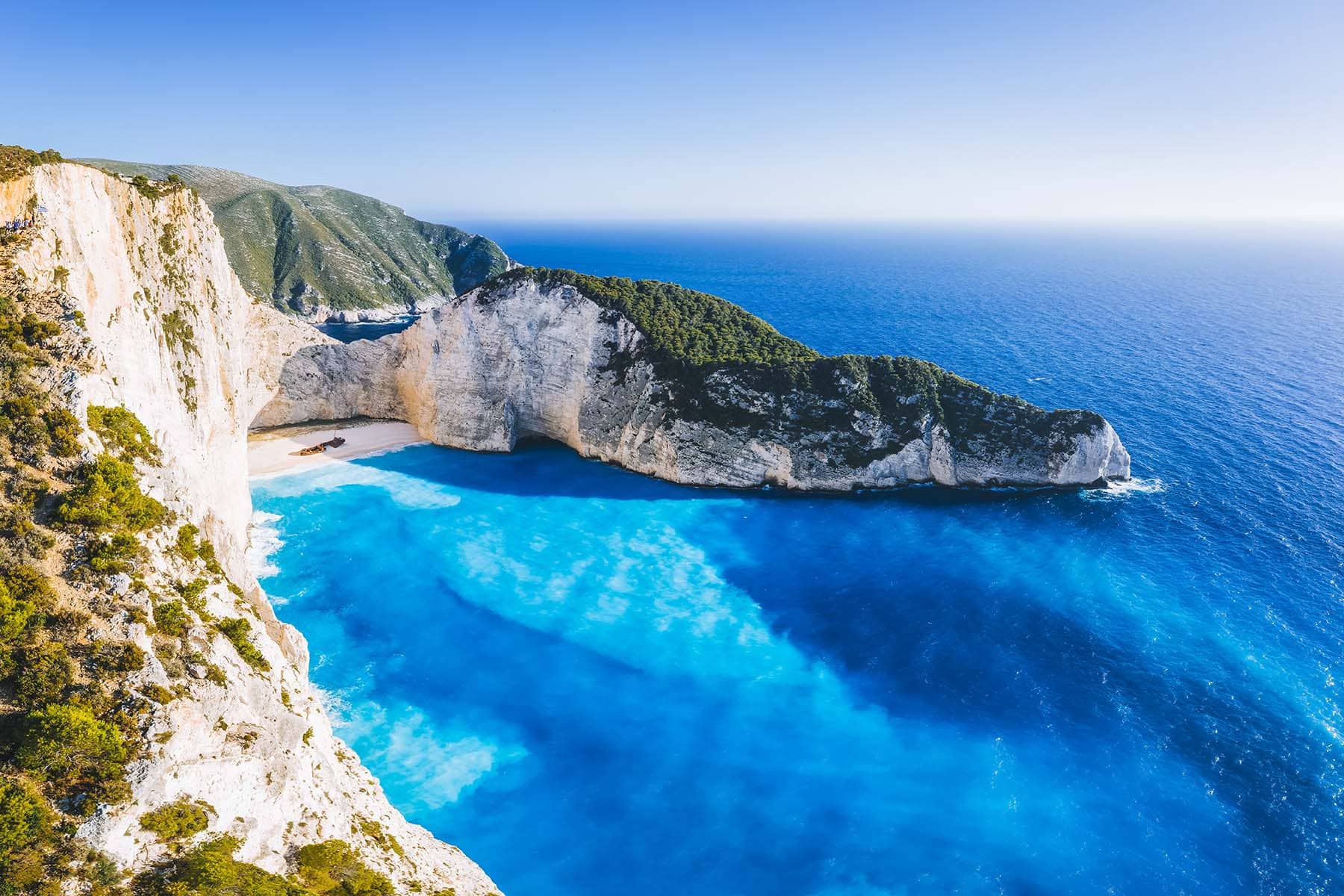 vackert blått hav vid grekiska klippor