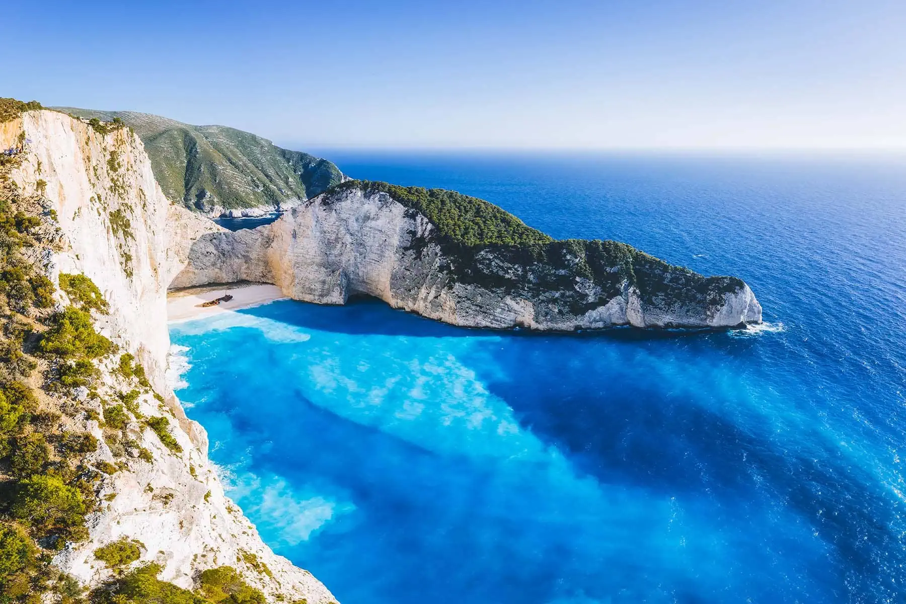 vackert blått hav vid grekiska klippor