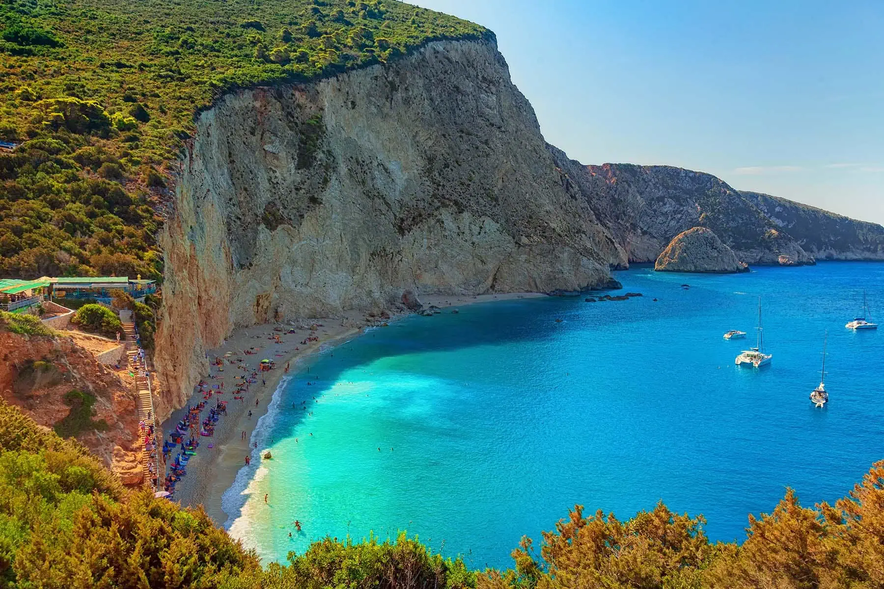 en strand med solande människor i Grekland