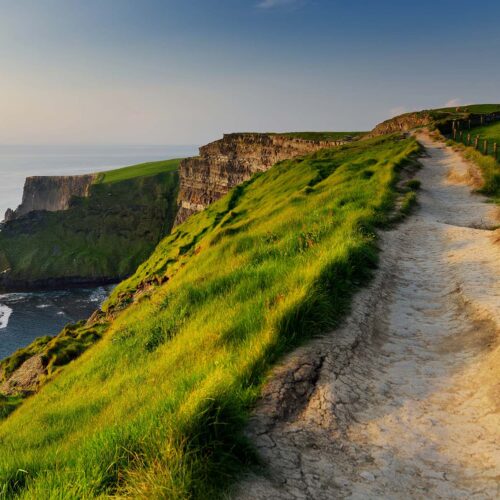 vacker kust vid havet i Irland
