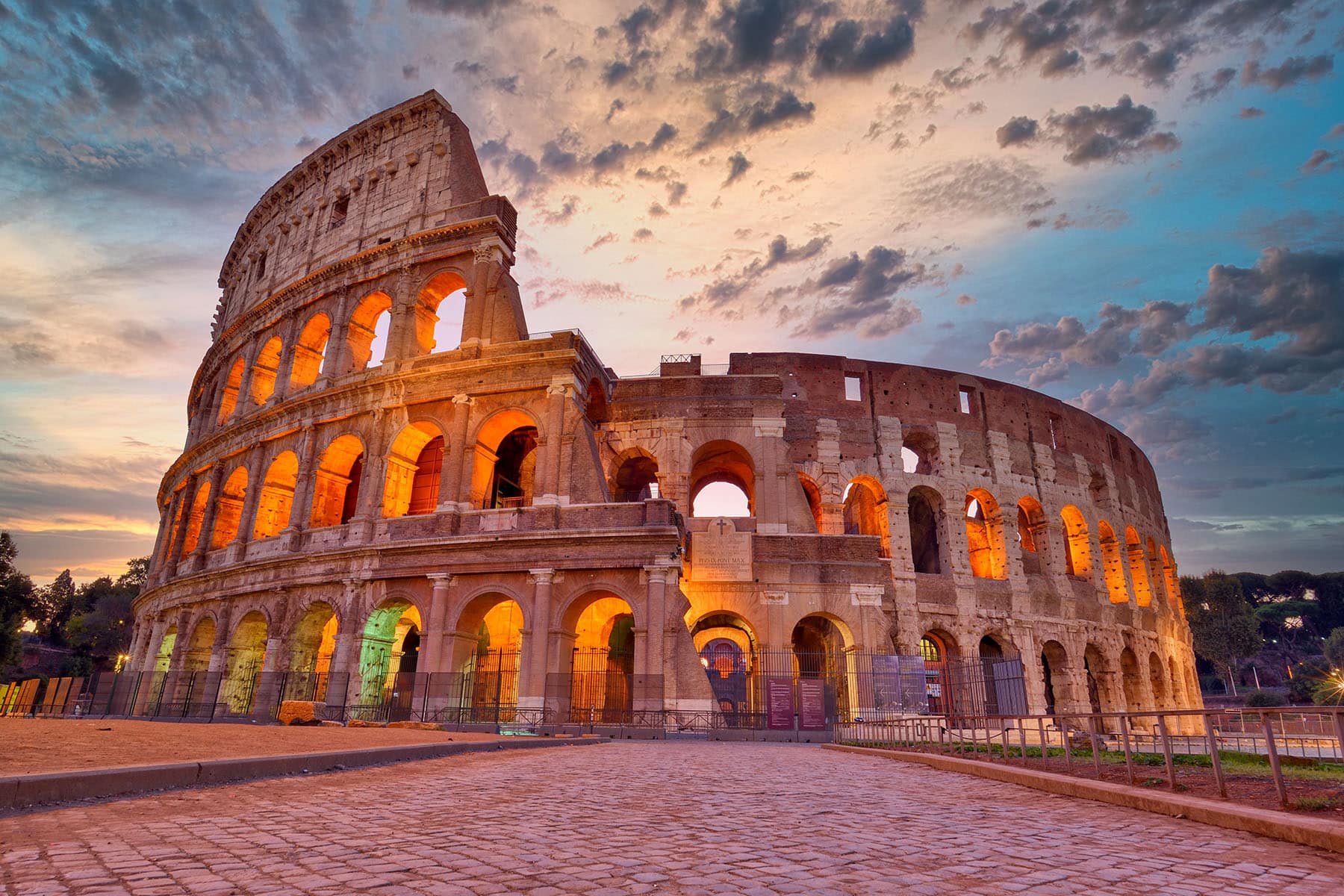 Colosseum i Roma i Italien i solnedgång