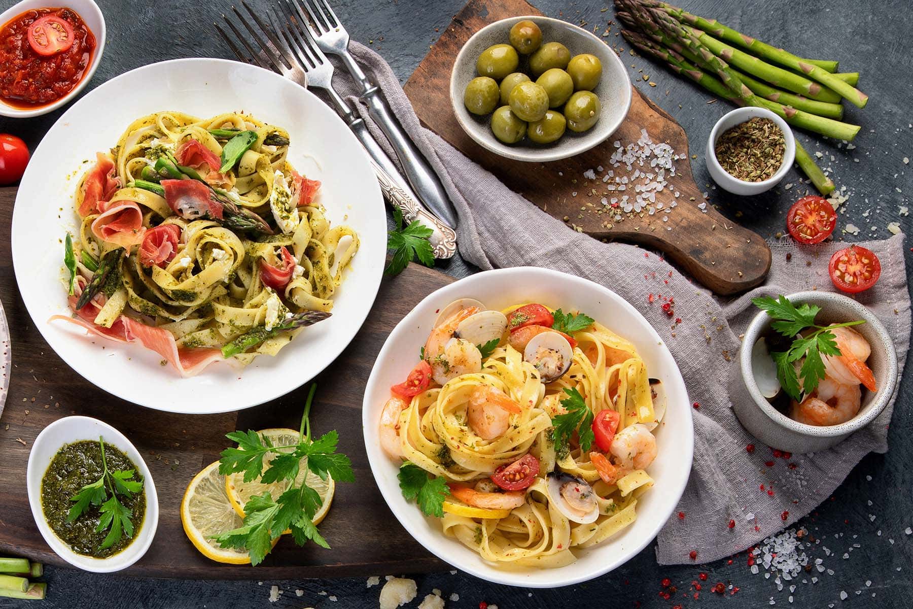 ett dukat bord med Italienska delikatesser