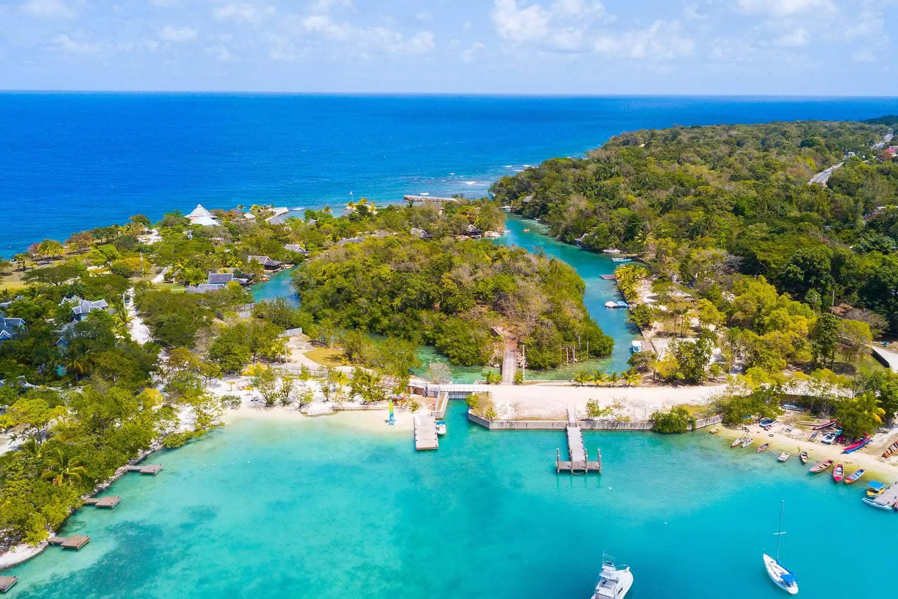 en resort med en pir och båtar på Jamaica sätt från ovan