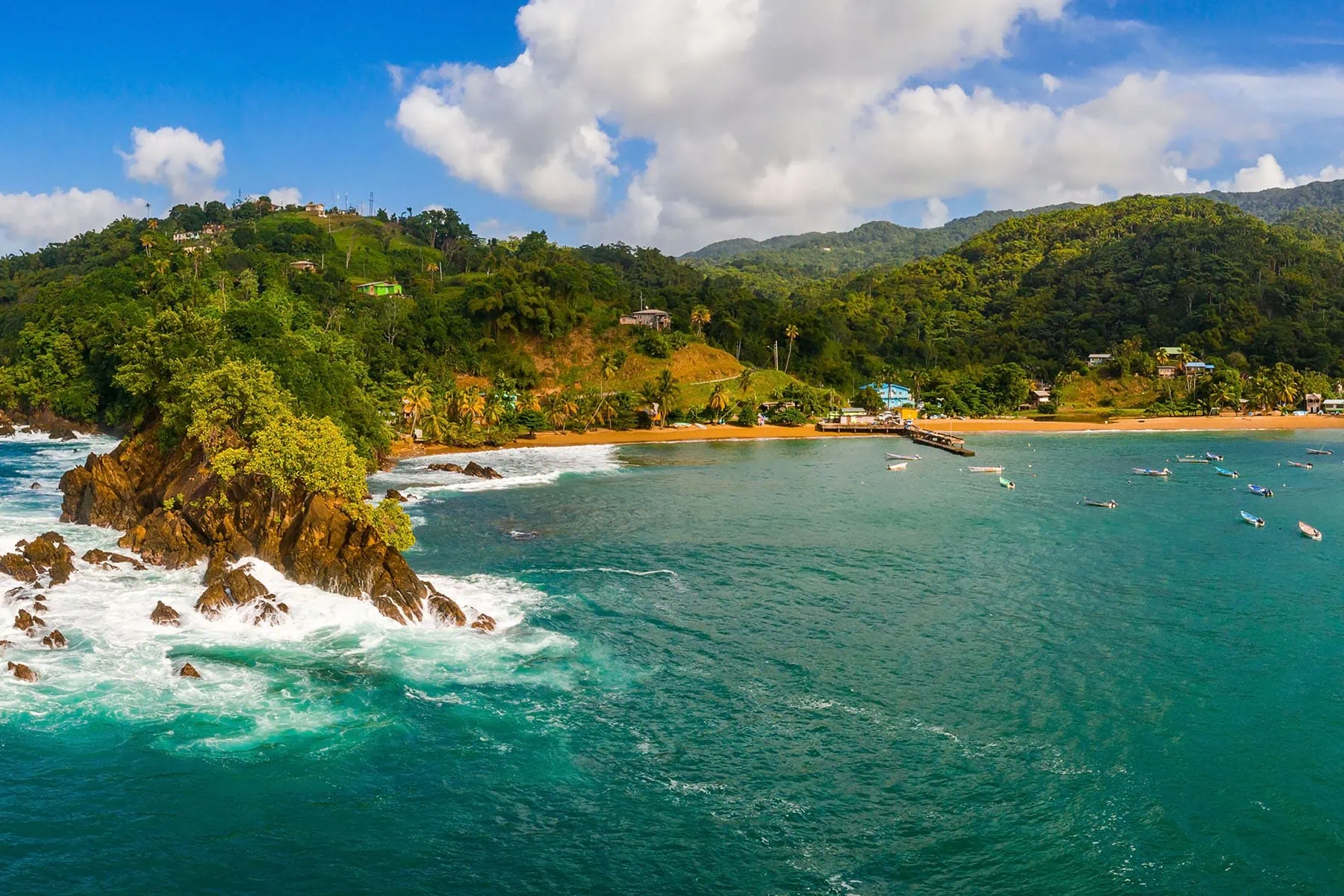 en resort vid have och en klippa med vågor som slår emot på Jamaica