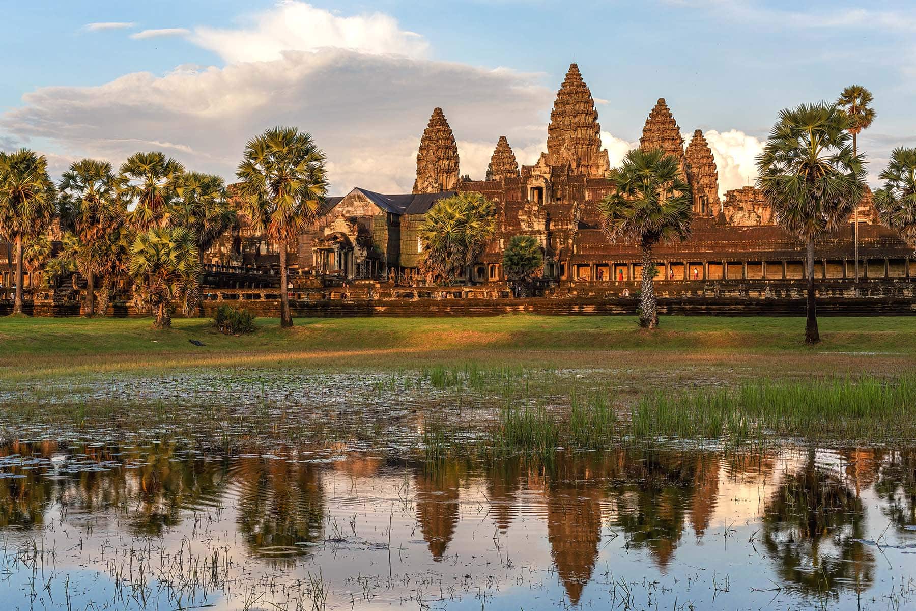 Angkor Wat i Kambodja speglas i sjön