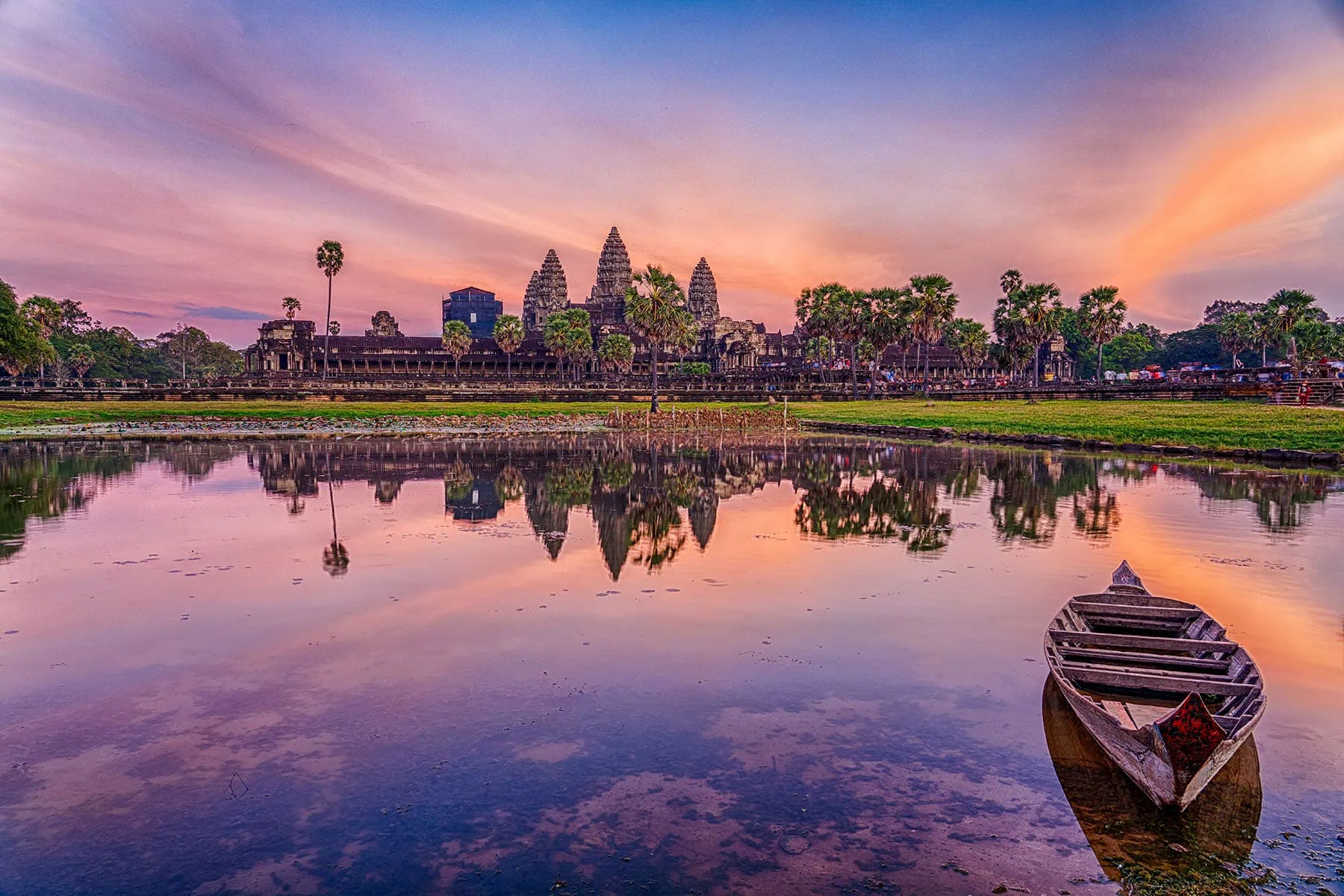 Angkor Wat i Kambodja i solnedgång med rosa och gul himmel