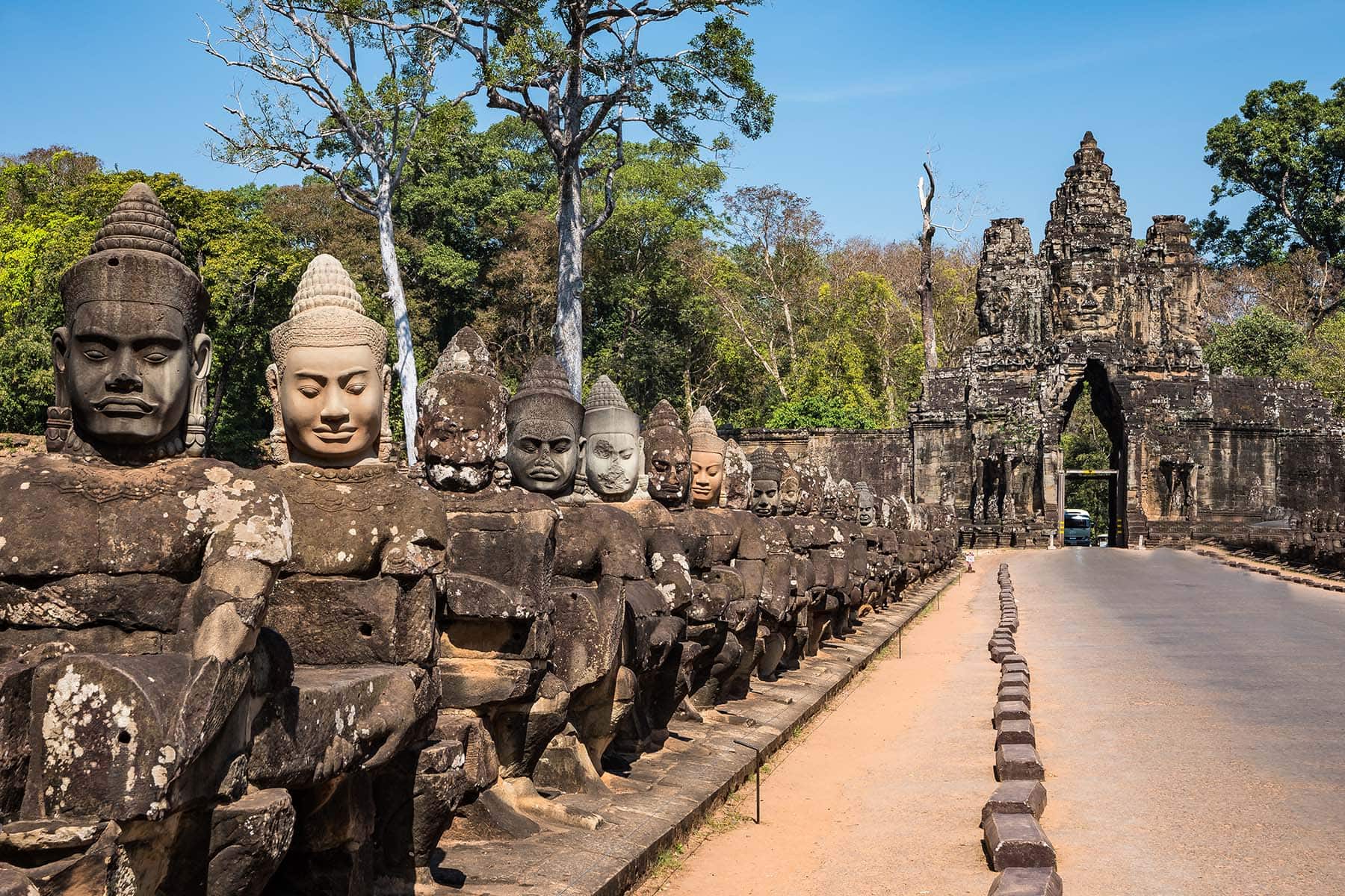 Statyer på rad utanför Angkor Wat
