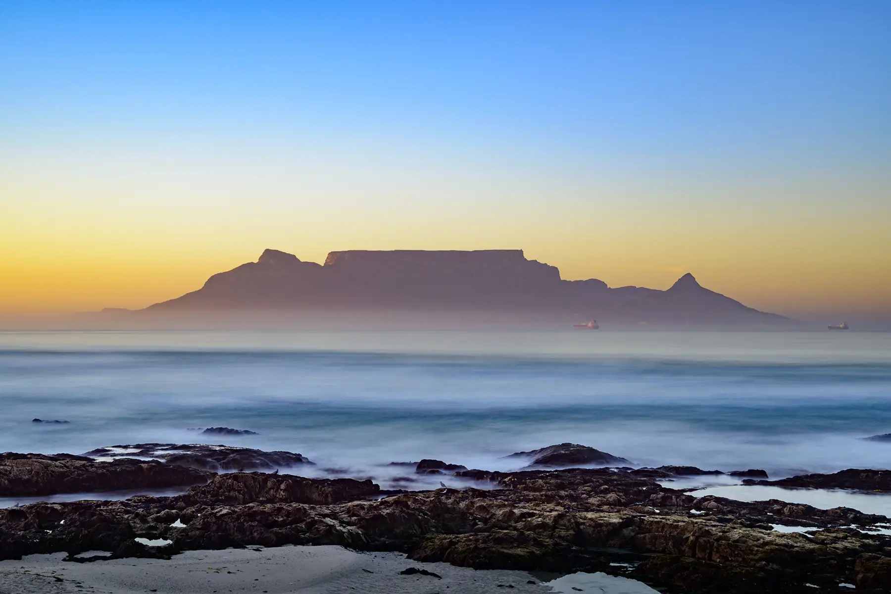 Table Mountain i solnedgången i Kapstaden