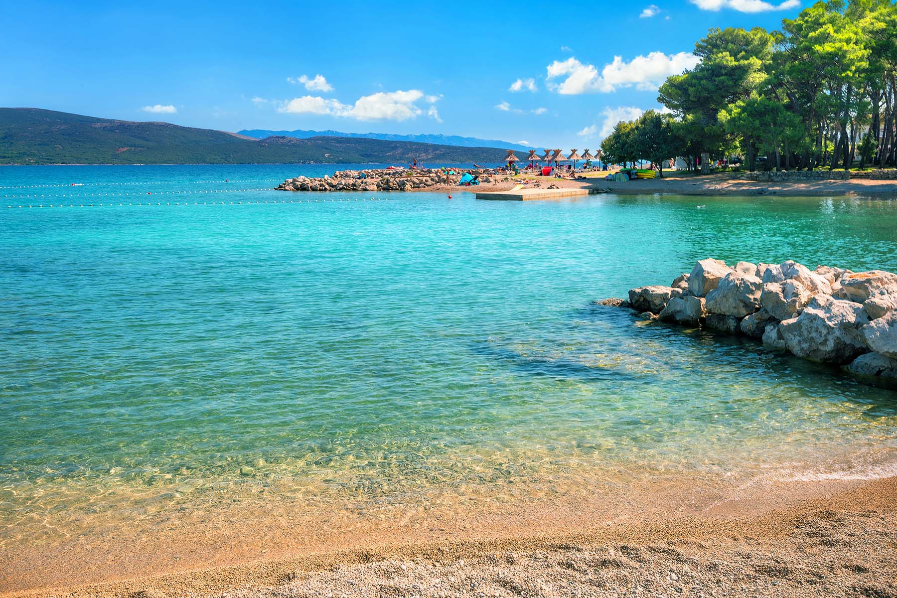En strand på Istrien med turkost hav