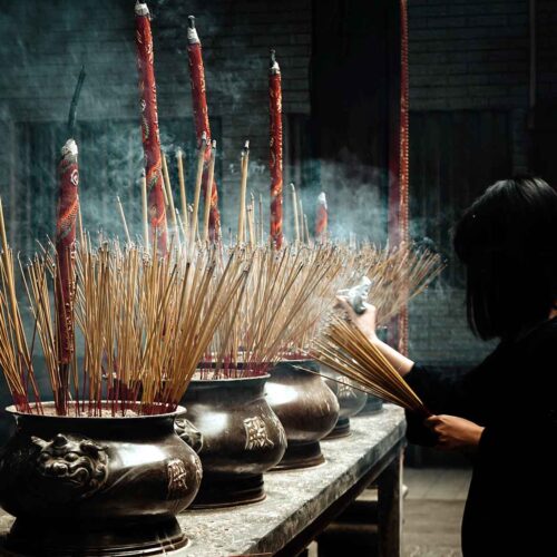 flicka i tempel Ho Chi Minh City Nygren Lind Resebyrå