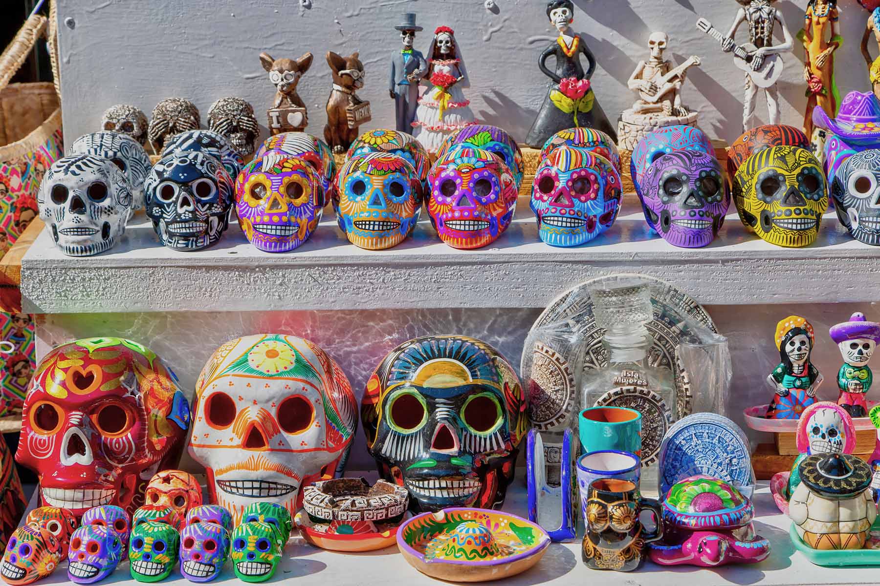 Lokall konst i färgrika figurer formade som döskallar i Riviera Maya