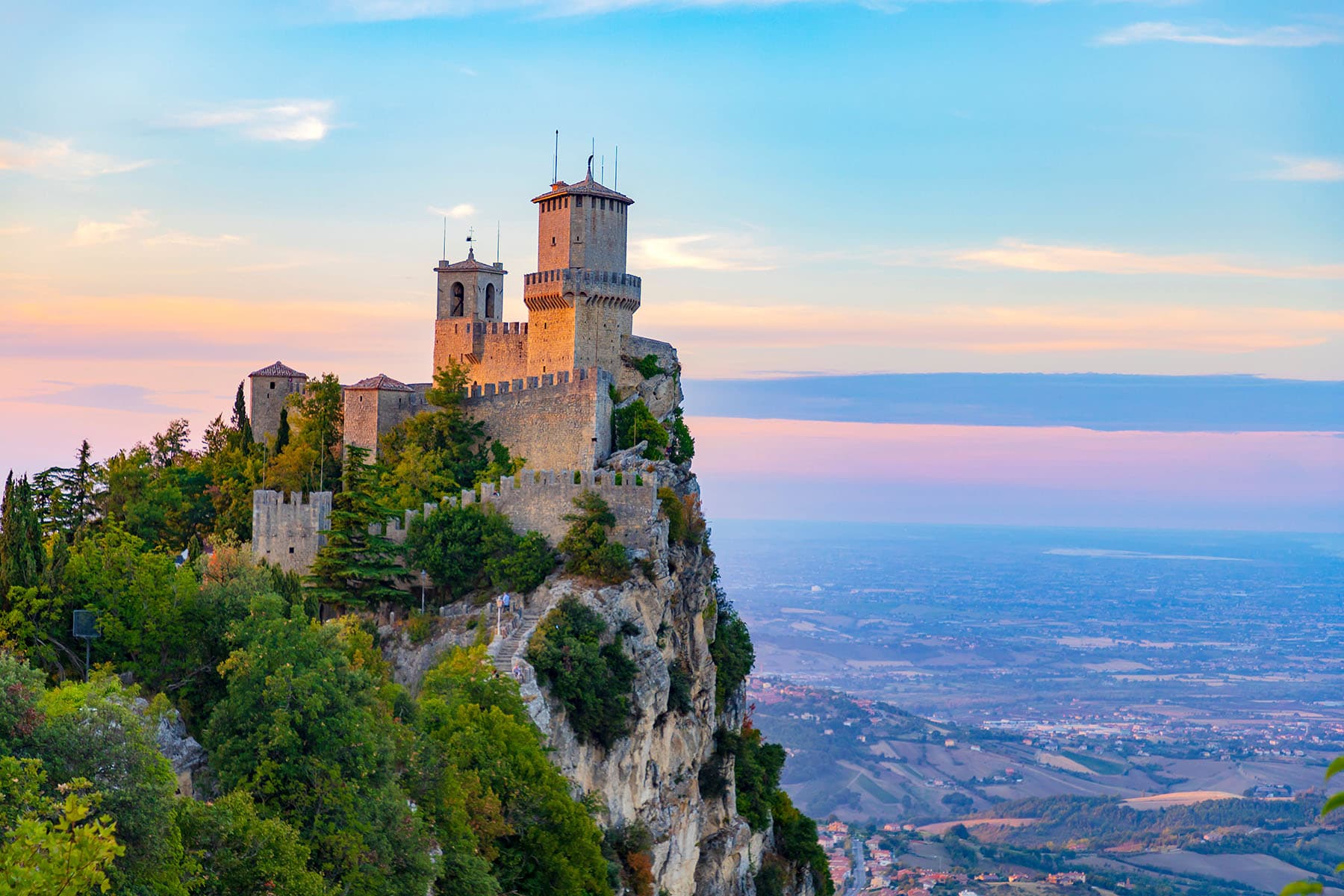 en borg på en klippa med utsikt över en stad i Spanien