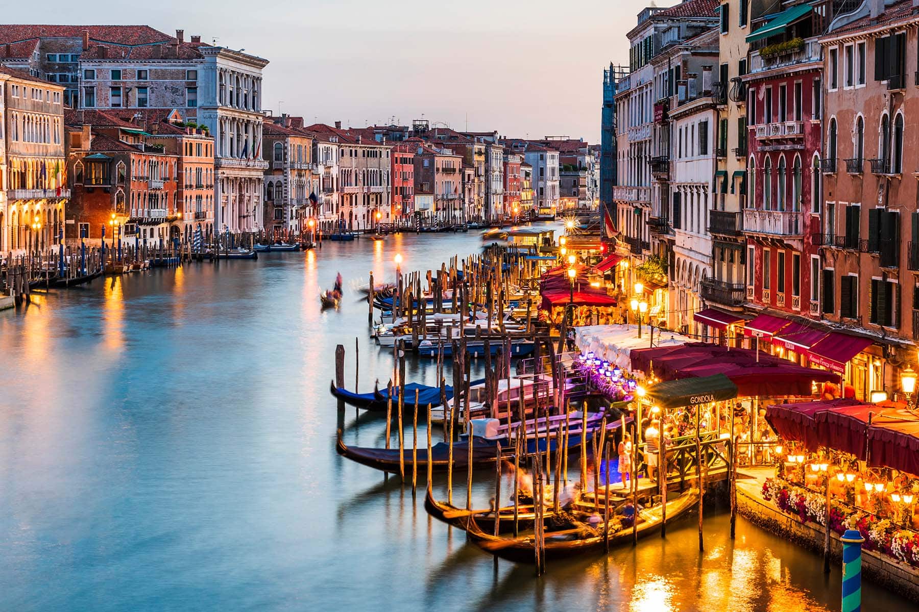 en stad i solnedgång vid en kanal i Spanien