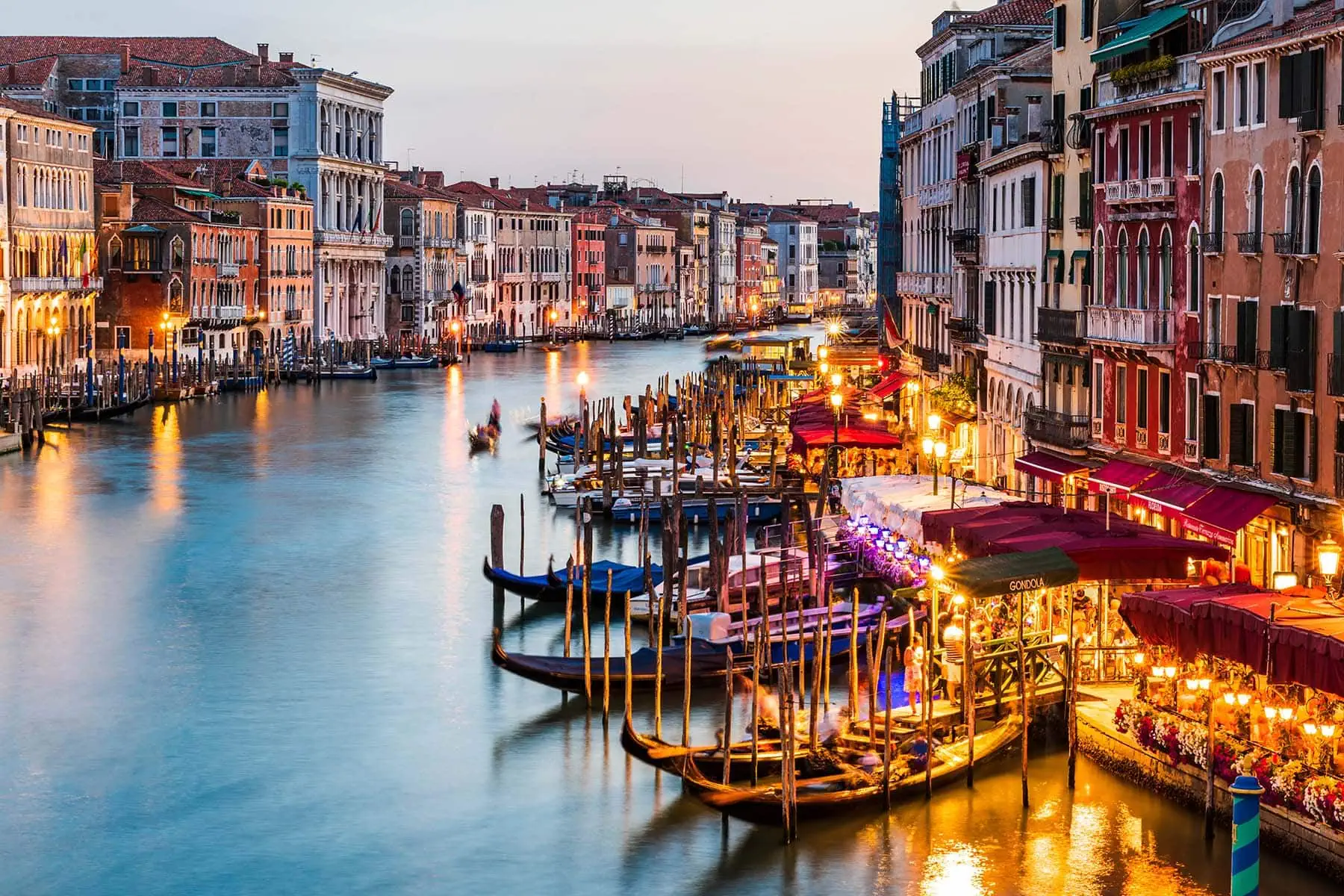 en stad i solnedgång vid en kanal i Spanien