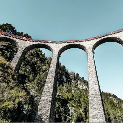 Berninaexpressen på en bro i Schweiz