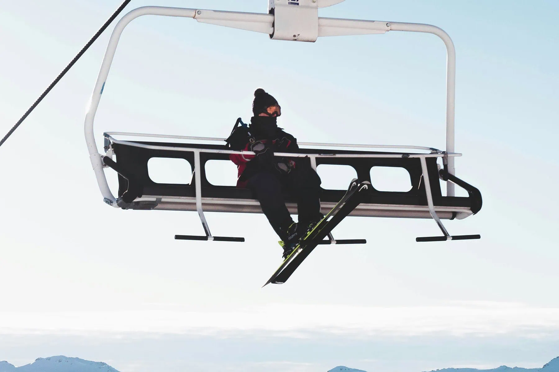 en skidåkare i en skidlift i val thorens