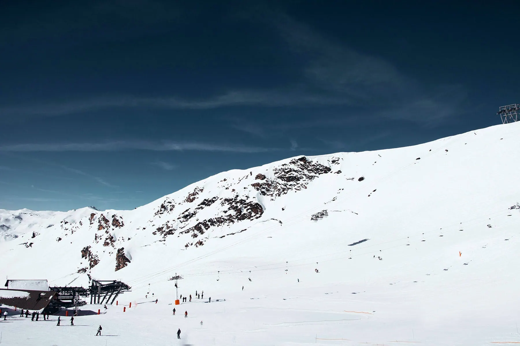 snöklädd berg i val thorens