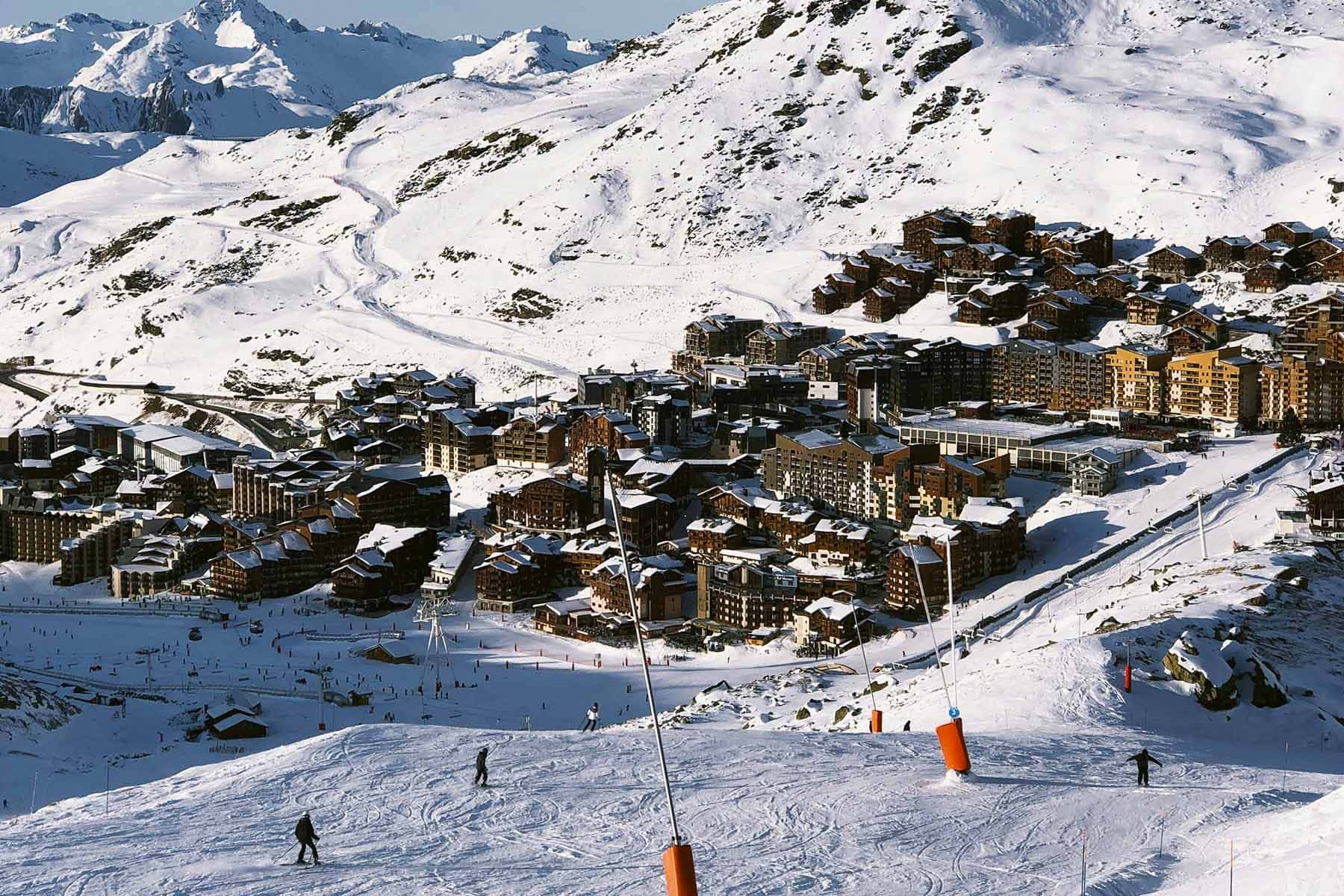 val thorens i dalen mellan bergen i alperna