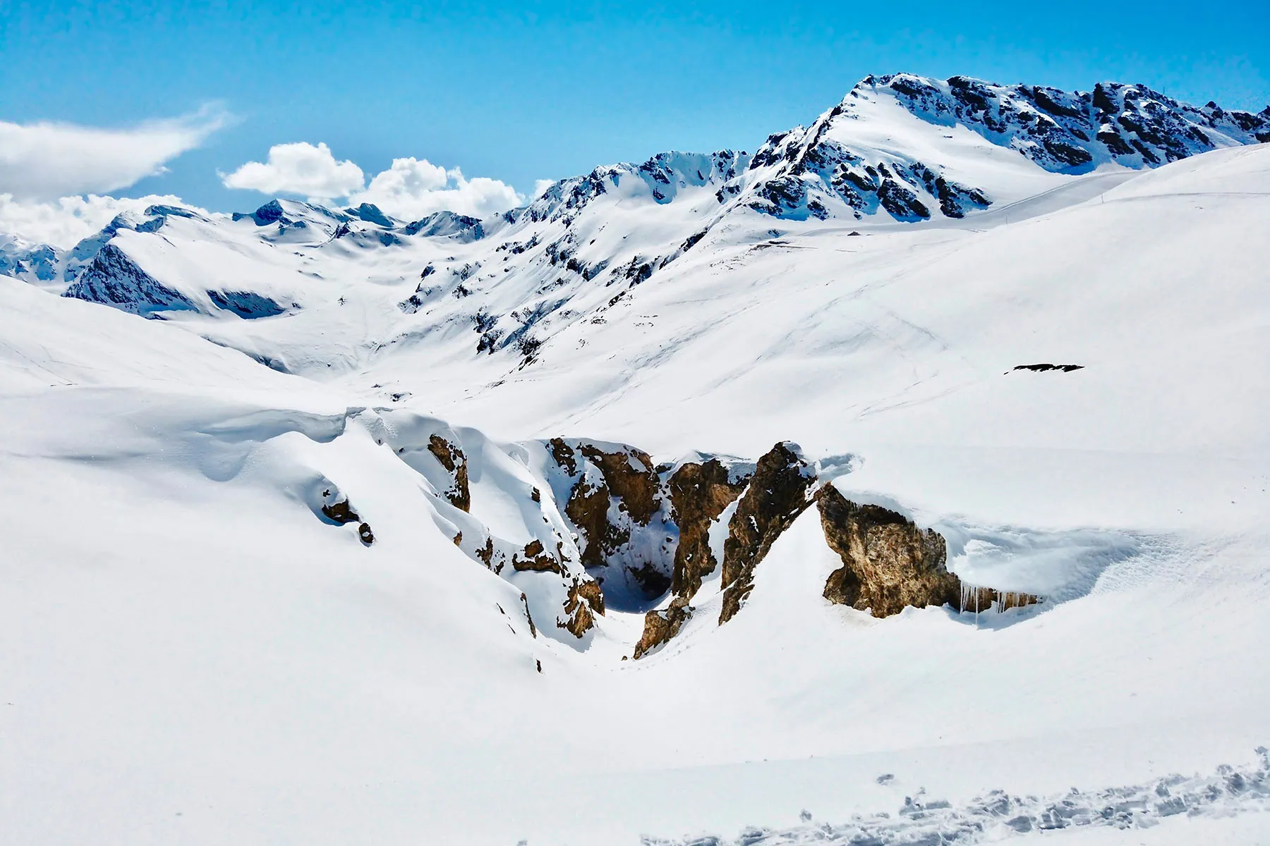 vacker snötäckt alp i Val d*Isere