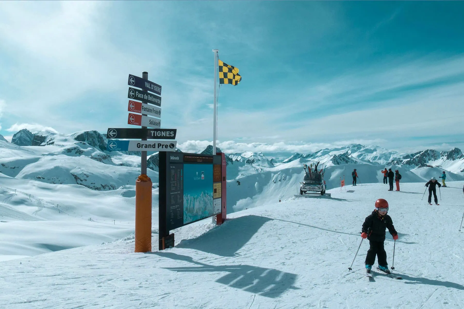 familj som åker skidor i Val d'Iser