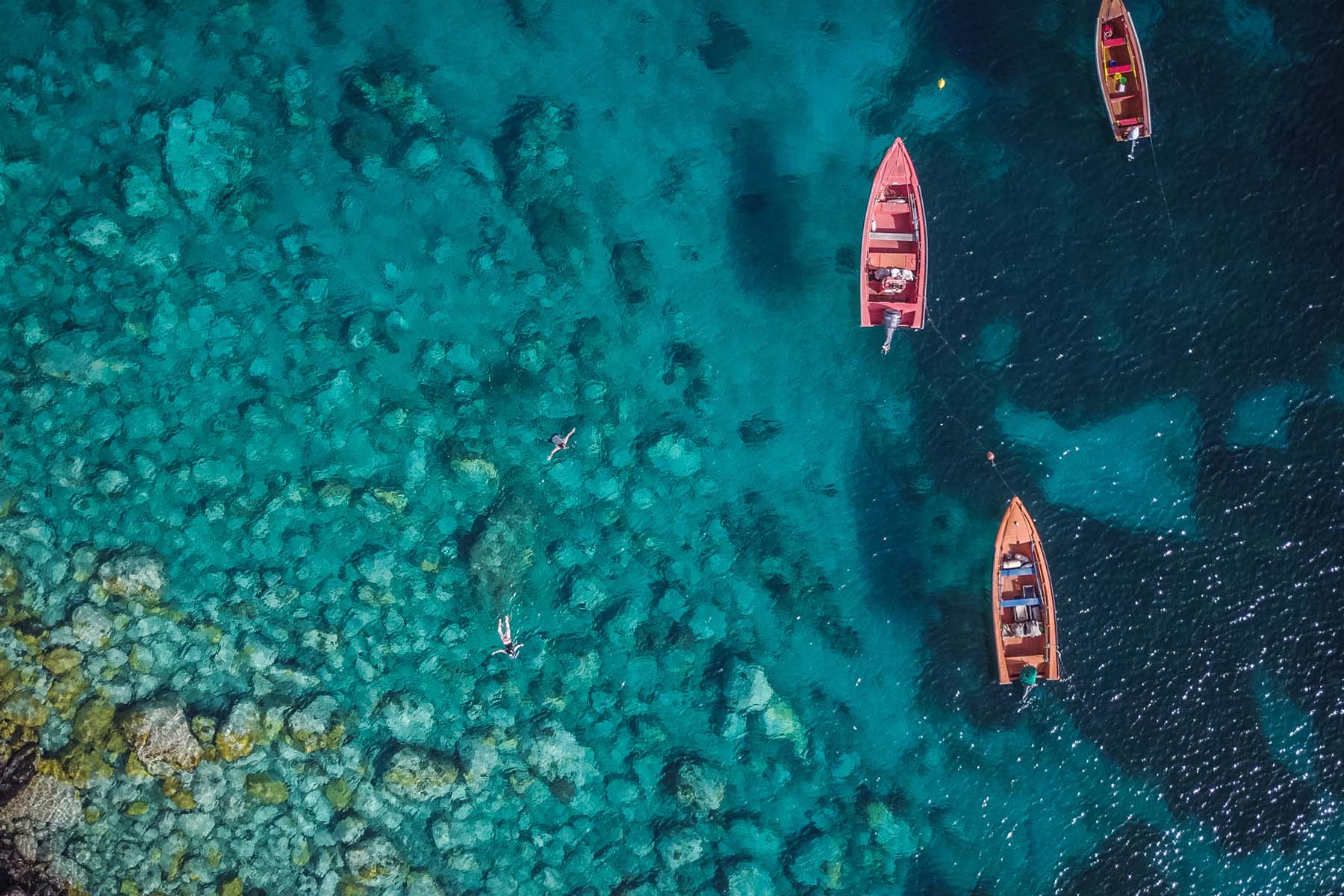 småbåtar på havet sätt från ovan