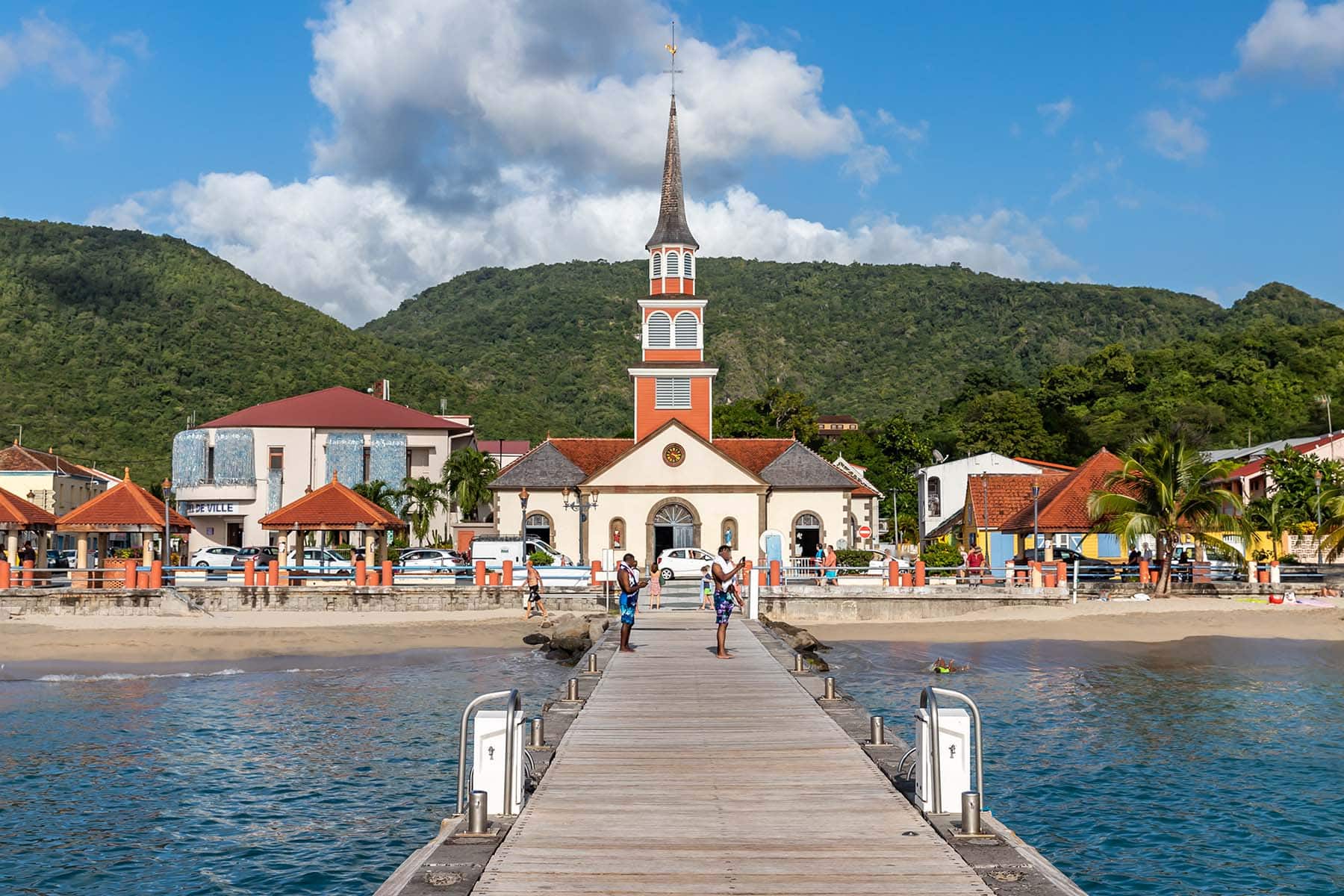 En bild av en stad tagit från bryggan