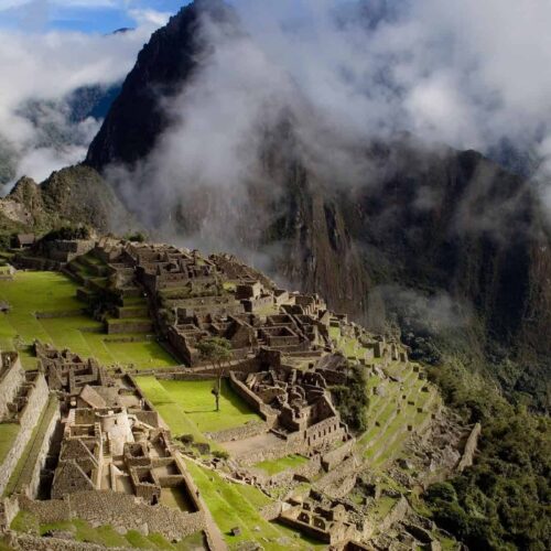Machu Picchu, den berömda Inka-staden, ligger i de andinska bergen i Peru och är en av världens mest ikoniska arkeologiska platser.